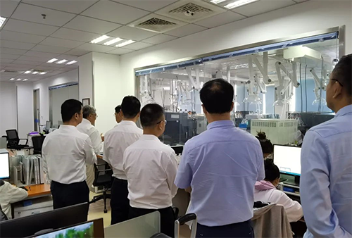 陈博士带领杨副市长一行人参观了K8官网规范化的先进实验室，讲解了药物临床前的研发和IND申报流程。