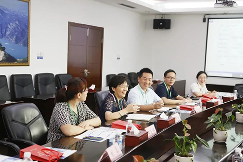 宜昌人福药业副总裁、总工程师李莉娥，产品开发中心主任吕金良，副主任吴有斌、曲龙妹等
