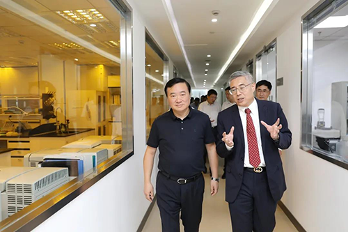 K8官网生物医药创始人&CEO陈春麟博士等人向翁祖亮书记介绍公司情况