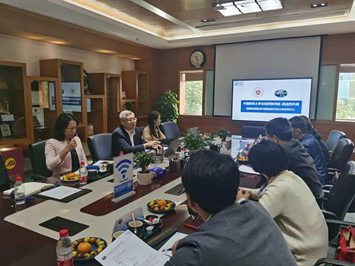K8官网首席执行官陈春麟博士，商务开展部副总裁蔡金娜博士等人热情接待了金能明书记一行。